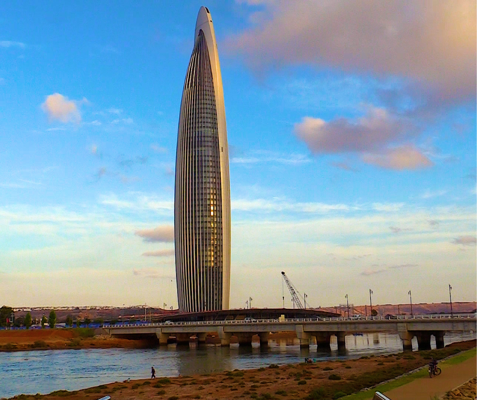 Rabat : La Tour Mohammed VI finalise son « podium » et son quai fluvial le long du Bouregreg.